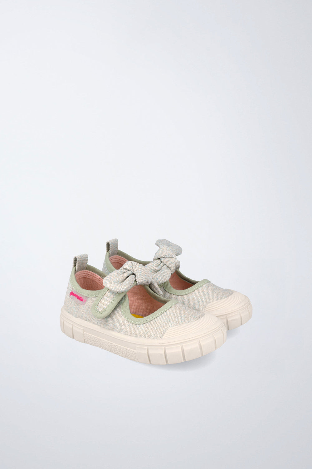 Zapato mercedita Garvalín barefoot en verde con cierre de contacto y diseño ergonómico.