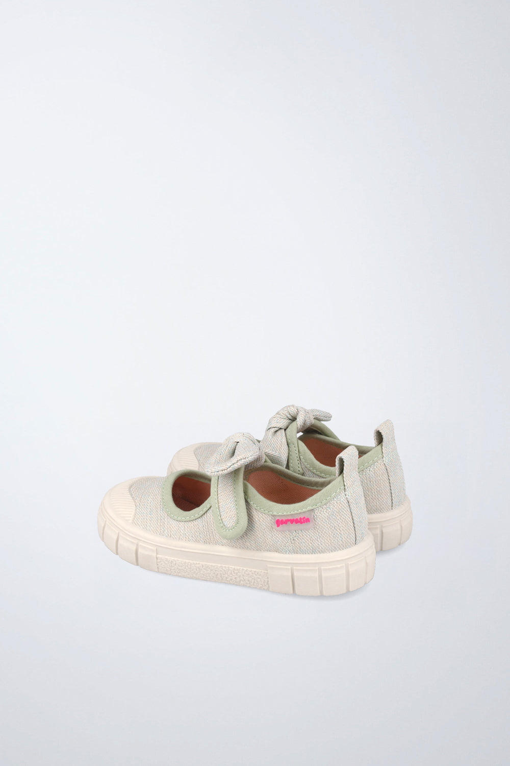 Zapato mercedita Garvalín barefoot en verde con cierre de contacto y diseño ergonómico.