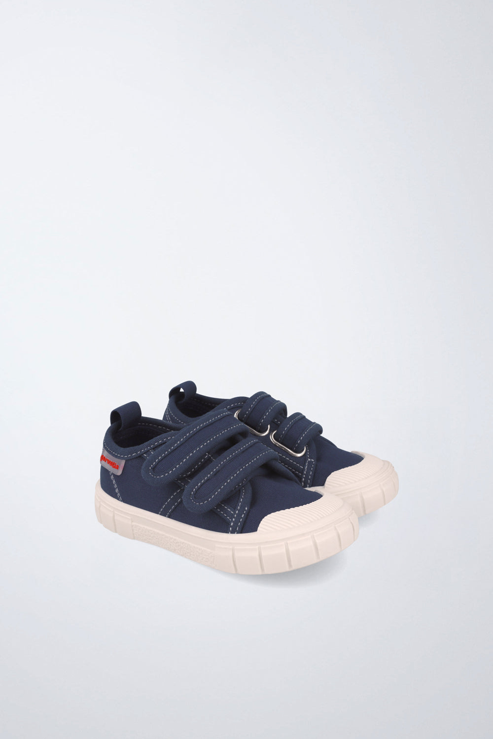 Zapatilla casual Garvalín barefoot en azul marino con cierre ajustable y suela flexible.