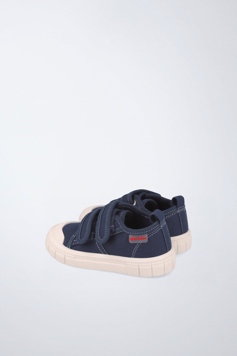 Zapatilla casual Garvalín barefoot en azul marino con cierre ajustable y suela flexible.