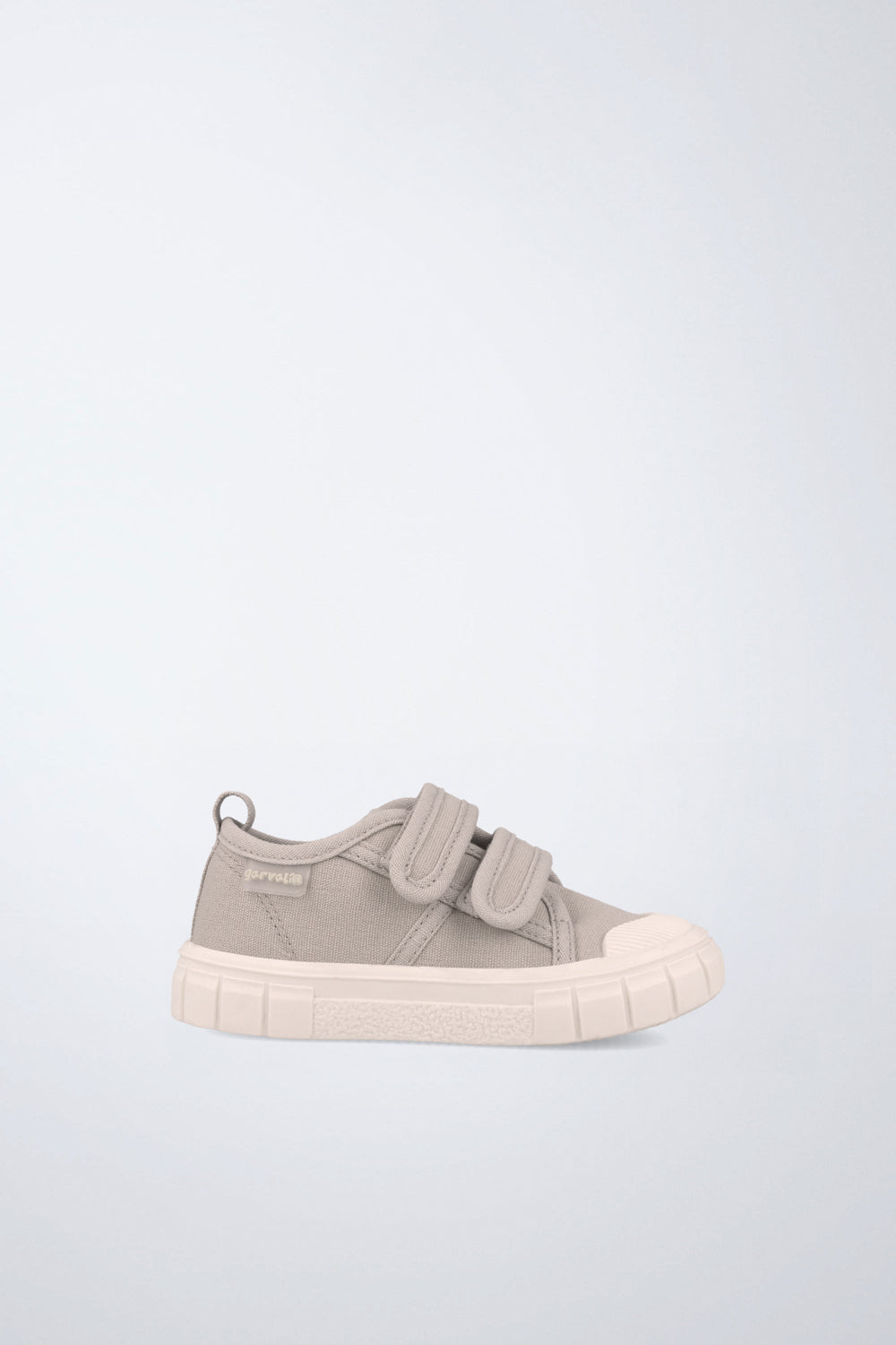Zapatilla Garvalín barefoot en beige con cierre ajustable y suela flexible.
