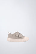 Zapatilla Garvalín barefoot en beige con cierre ajustable y suela flexible.