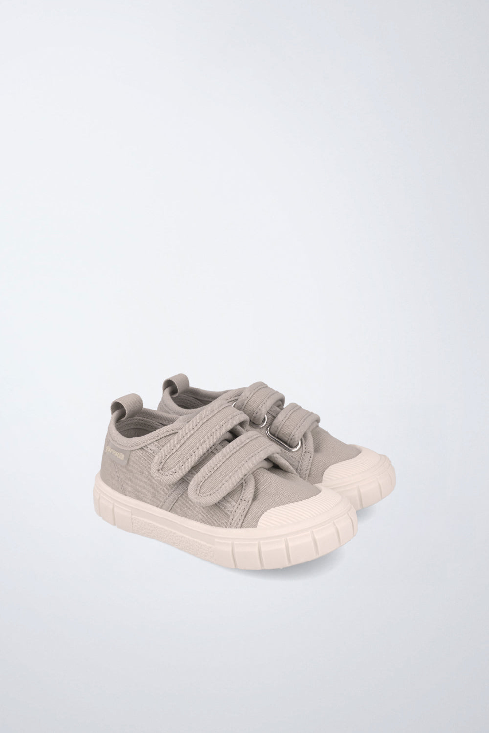 Zapatilla Garvalín barefoot en beige con cierre ajustable y suela flexible.