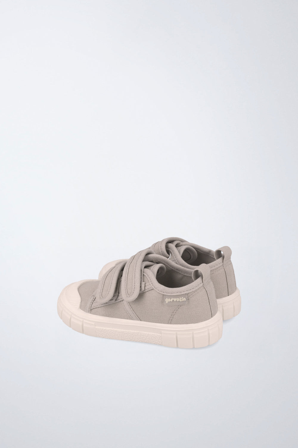 Zapatilla Garvalín barefoot en beige con cierre ajustable y suela flexible.
