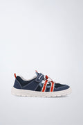 Zapatilla infantil Garvalín barefoot en azul con cordones y cierre de contacto y suela flexible.