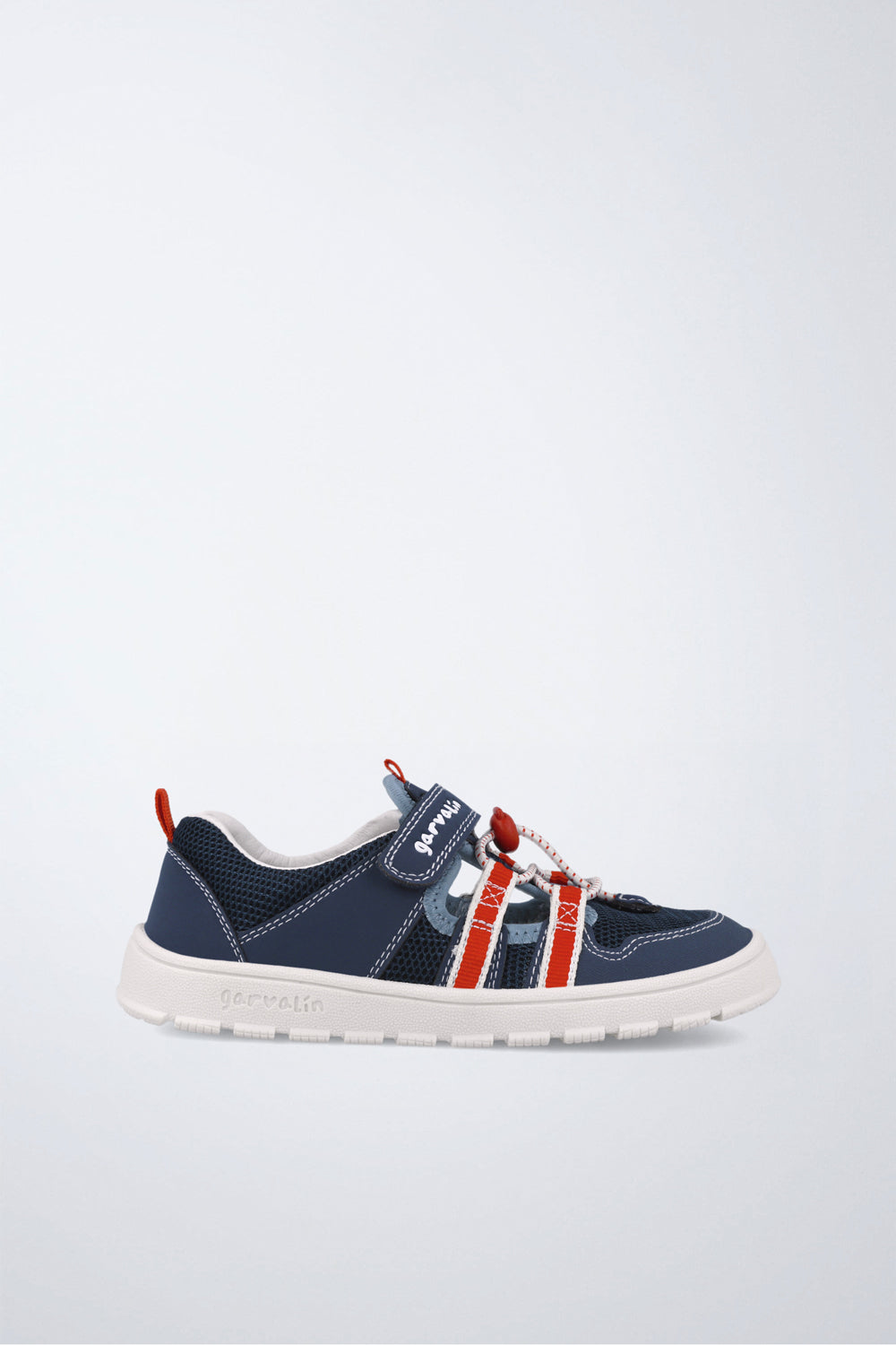 Zapatilla infantil Garvalín barefoot en azul con cordones y cierre de contacto y suela flexible.