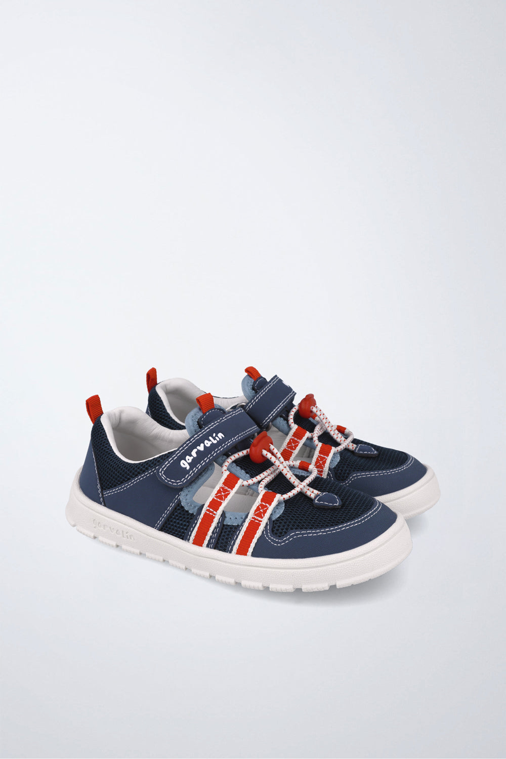 Zapatilla infantil Garvalín barefoot en azul con cordones y cierre de contacto y suela flexible.