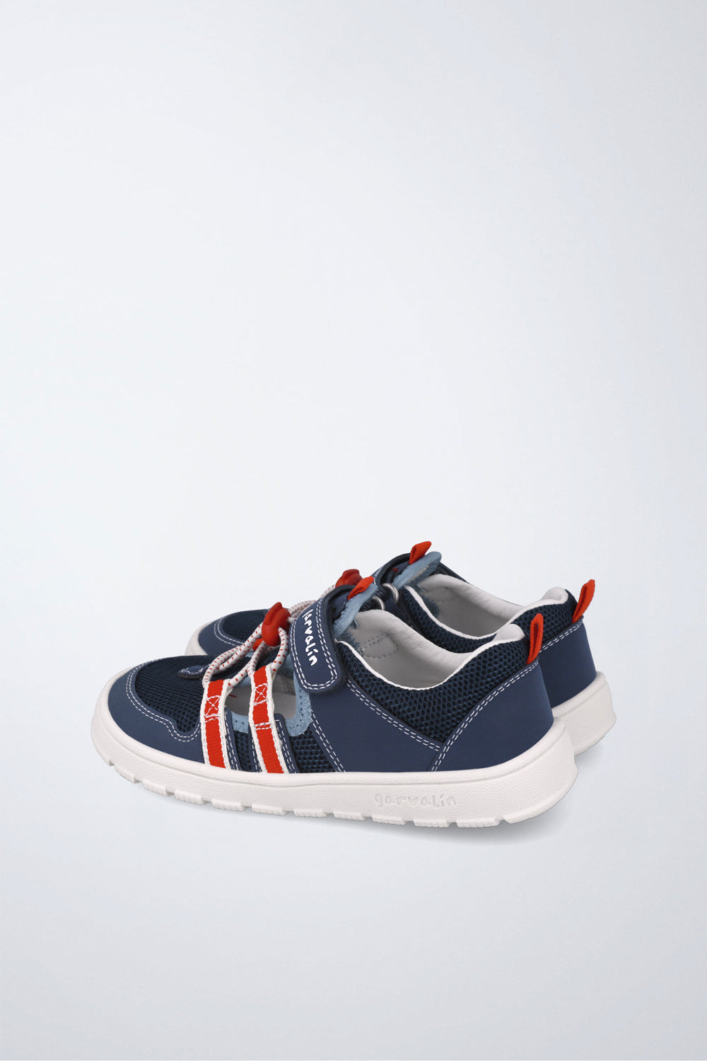 Zapatilla infantil Garvalín barefoot en azul con cordones y cierre de contacto y suela flexible.