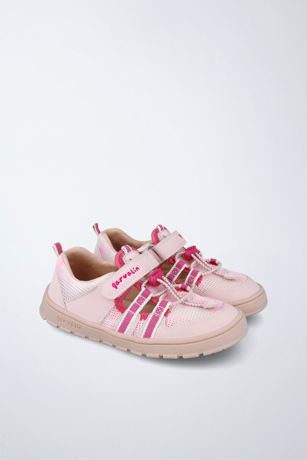 Zapatilla casual Garvalín barefoot en rosa con cordones y cierre ajustable y diseño ergonómico.