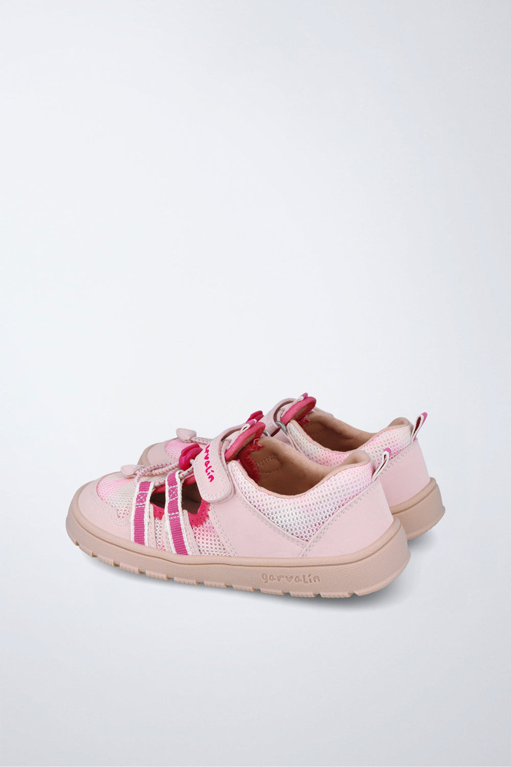 Zapatilla casual Garvalín barefoot en rosa con cordones y cierre ajustable y diseño ergonómico.