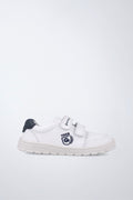 Zapatilla infantil Garvalín barefoot en blanco y azul marino con cierre de contacto y suela flexible.