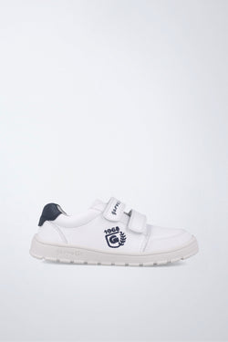 Barefoot Garvalín shoe in white and navy with an adjustable fastening and a flexible sole.