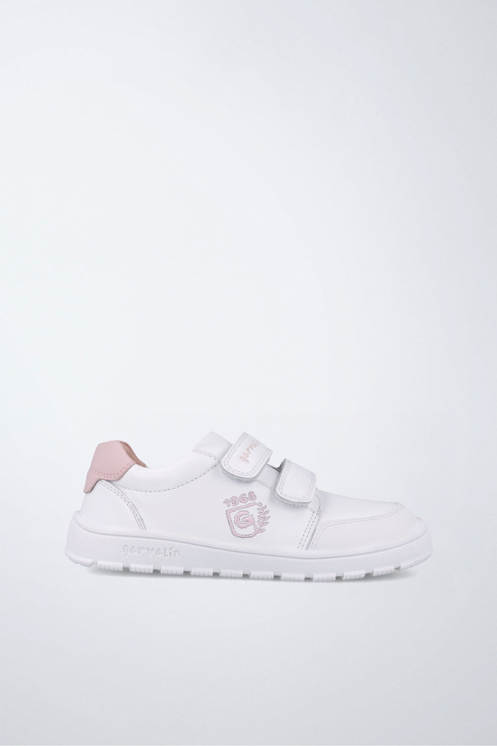 Zapatilla Garvalín barefoot en blanco y rosa con cierre de contacto y suela flexible.