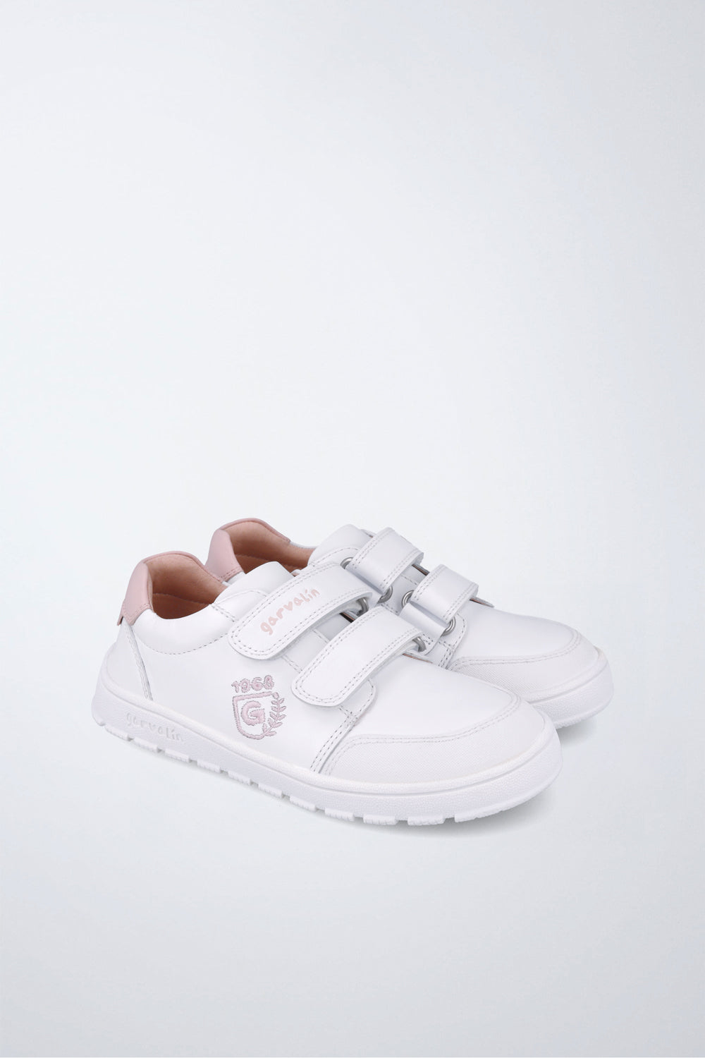 Zapatilla Garvalín barefoot en blanco y rosa con cierre de contacto y suela flexible.