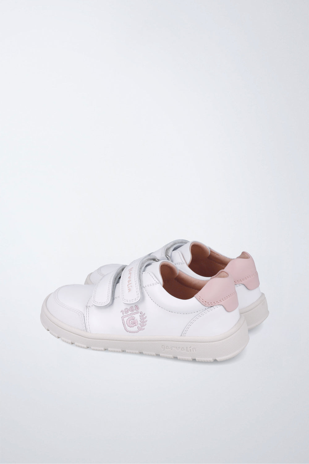 Zapatilla Garvalín barefoot en blanco y rosa con cierre de contacto y suela flexible.