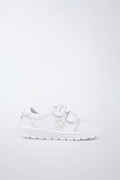 Zapatos infantiles Garvalín barefoot en blanco con cierre de contacto y suela flexible.