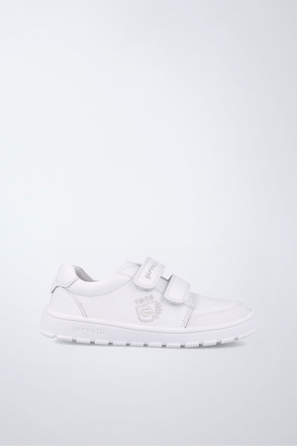 Zapatos infantiles Garvalín barefoot en blanco con cierre de contacto y suela flexible.