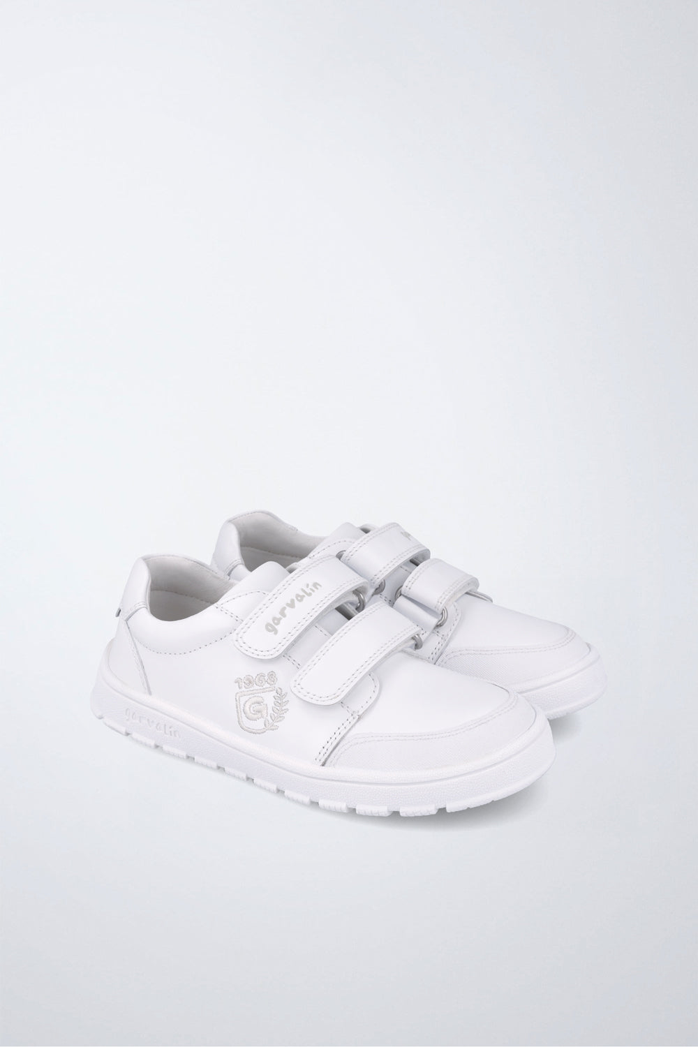 Zapatos infantiles Garvalín barefoot en blanco con cierre de contacto y suela flexible.
