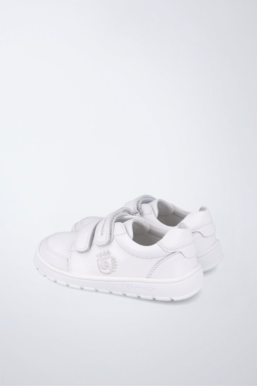 Zapatos infantiles Garvalín barefoot en blanco con cierre de contacto y suela flexible.