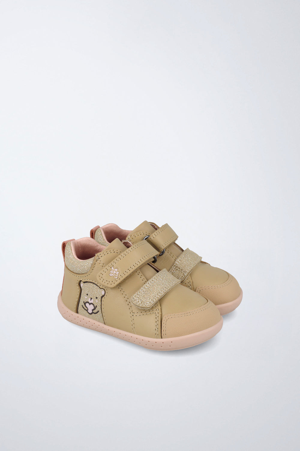 Zapatillas Garvalín barefoot en beige y rosa pálido con cierre de contacto y estabilidad.