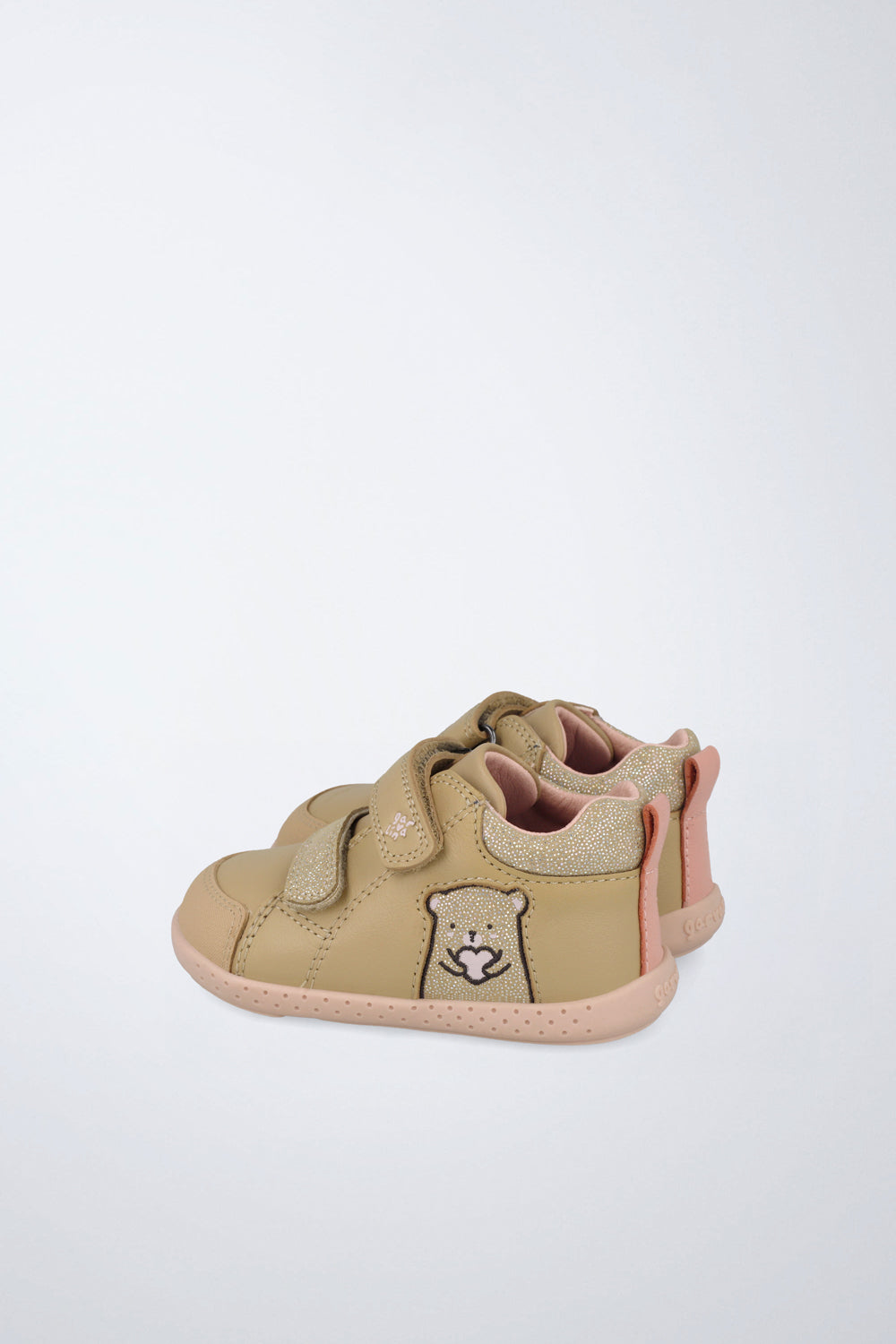Zapatillas Garvalín barefoot en beige y rosa pálido con cierre de contacto y estabilidad.