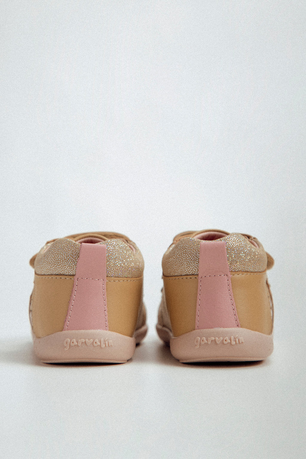 Botín barefoot en beige y rosa pálido