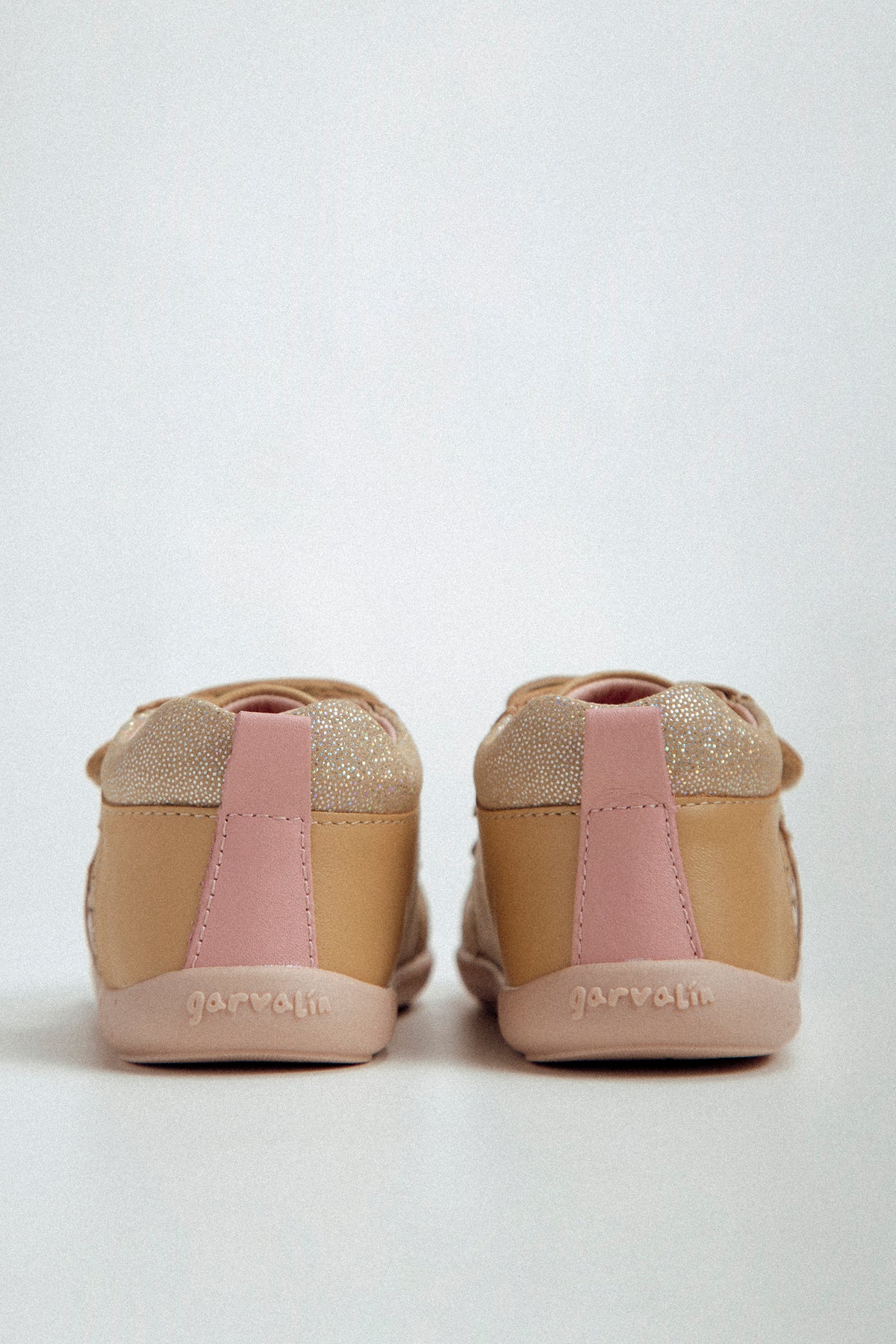 Botín barefoot en beige y rosa pálido