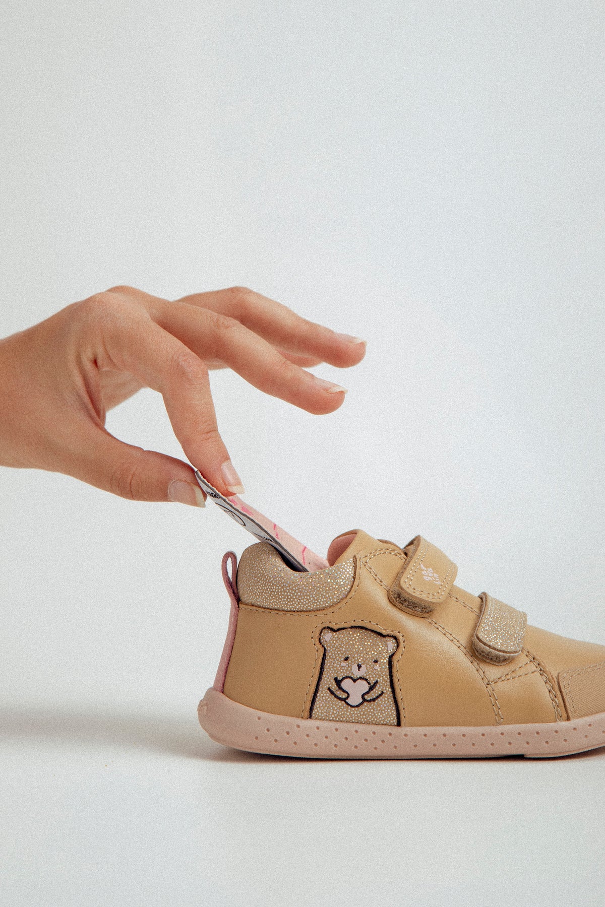 Botín barefoot en beige y rosa pálido