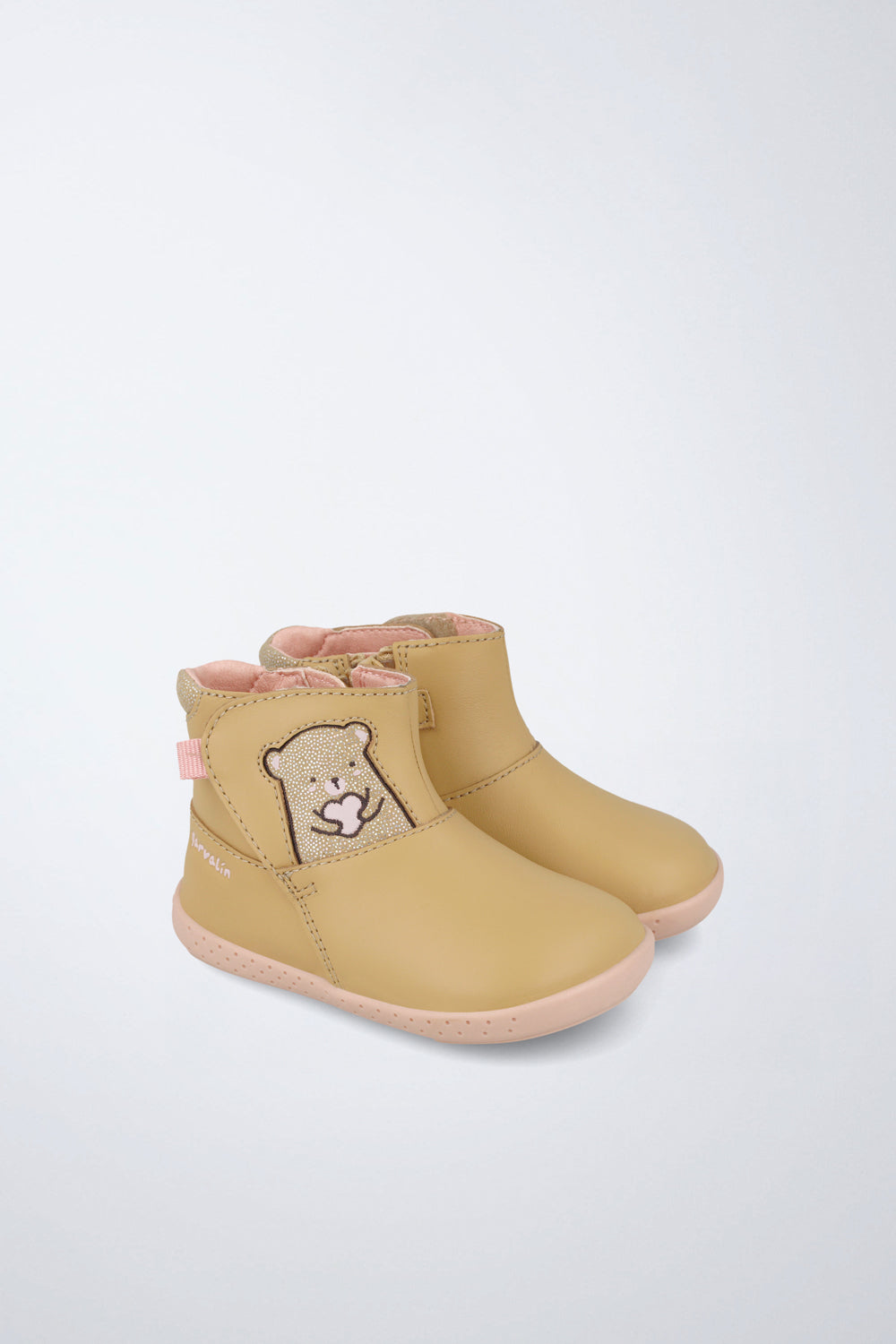 Barefoot Garvalín shoe in camel with a zip and an ergonomic design.