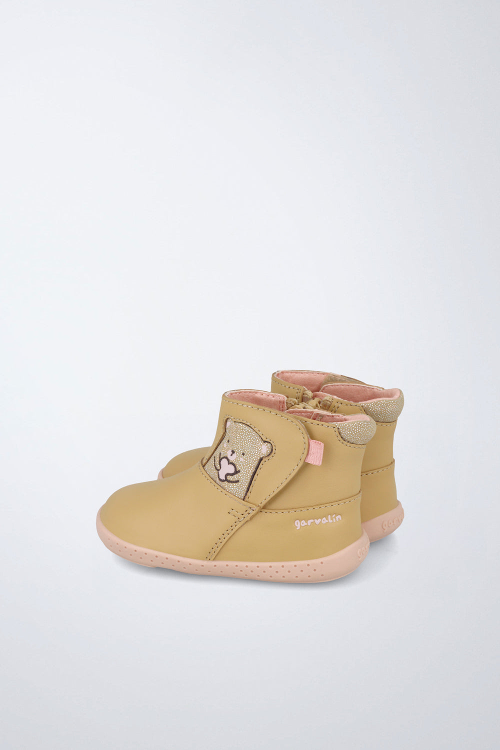 Barefoot Garvalín shoe in camel with a zip and an ergonomic design.