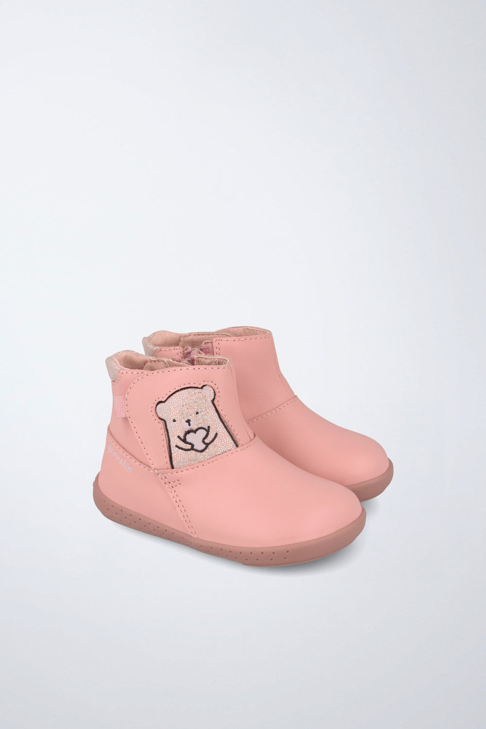 Barefoot Garvalín shoe in pale pink with a zip and an ergonomic design.