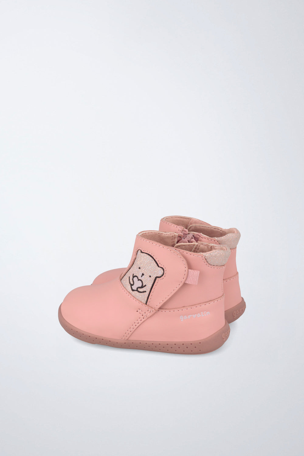 Barefoot Garvalín shoe in pale pink with a zip and an ergonomic design.