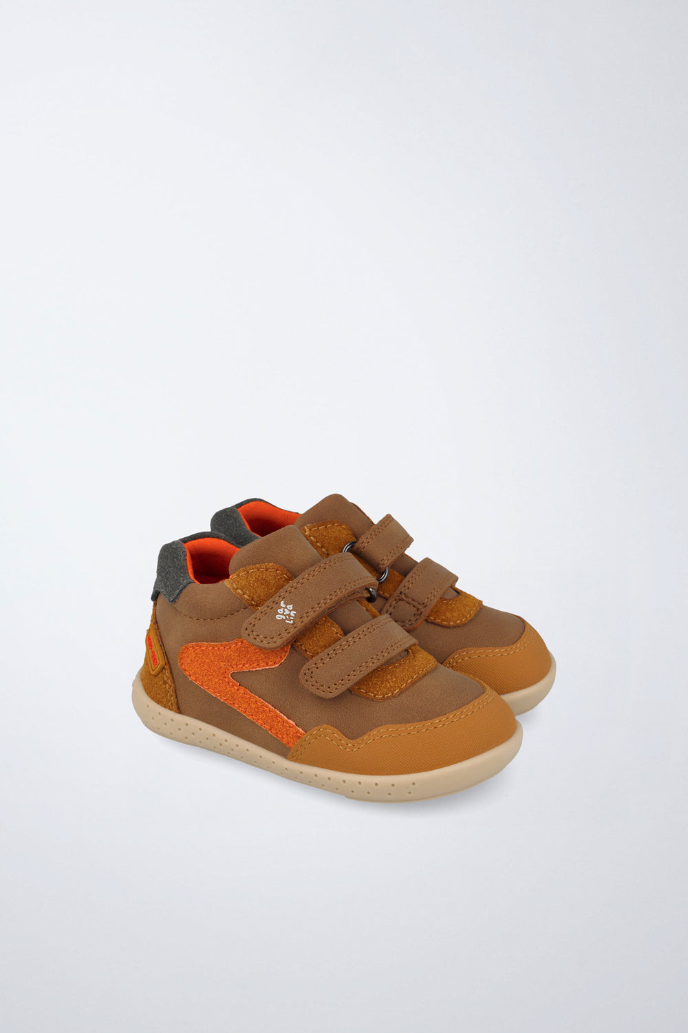 Barefoot Garvalín shoes in brown and orange with an adjustable fastening and healthy foot development.