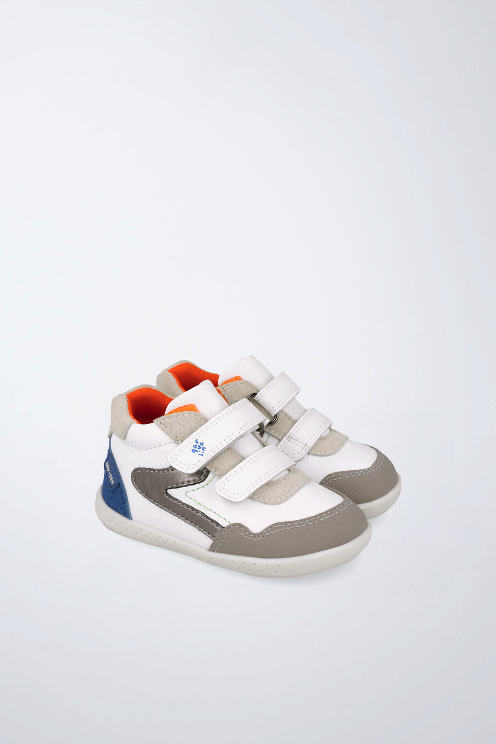 Barefoot Garvalín shoes in white and grey with an adjustable fastening and healthy foot development.