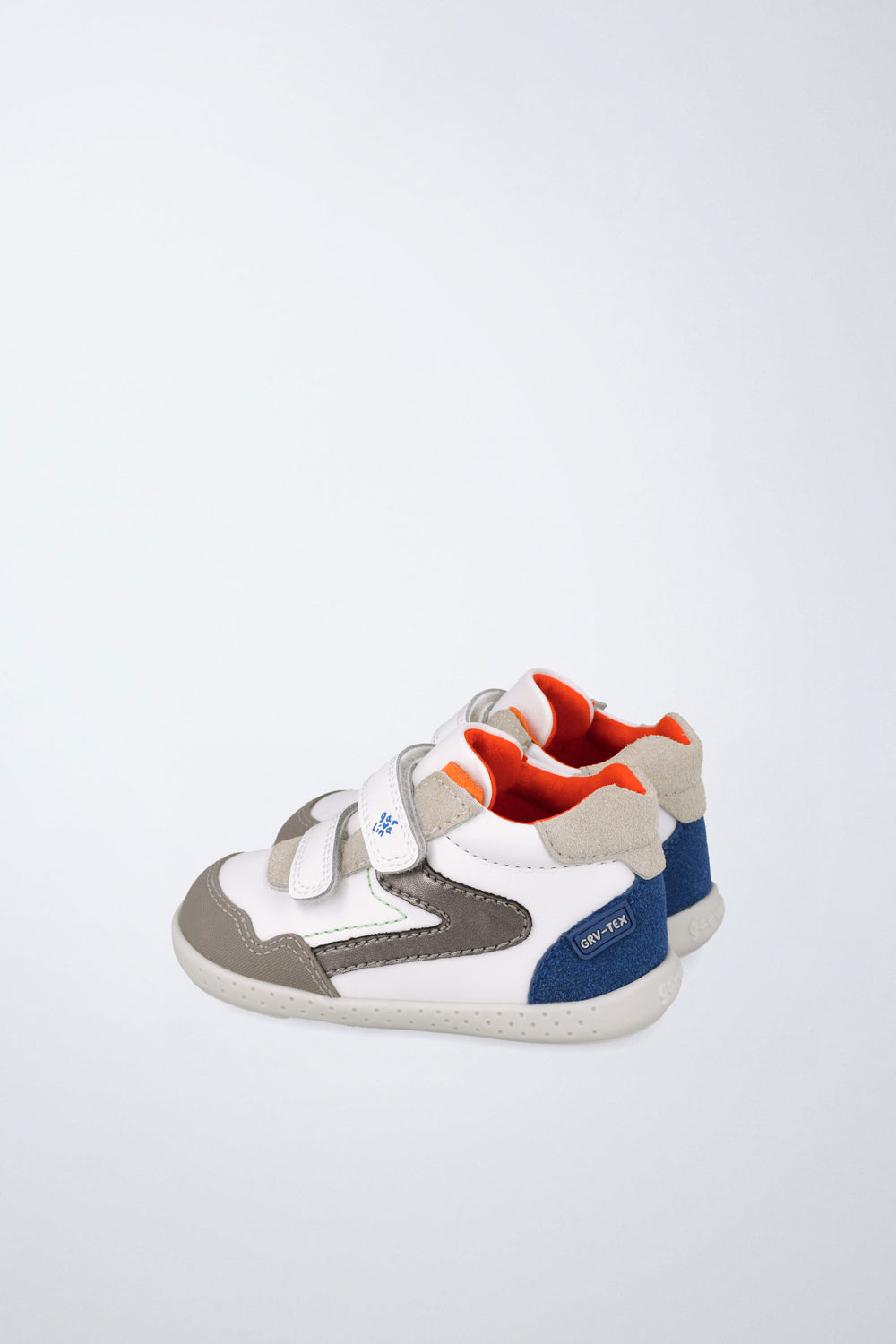 Barefoot Garvalín shoes in white and grey with an adjustable fastening and healthy foot development.