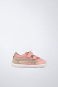 Zapato Garvalín barefoot en rosa pálido con cierre de contacto y desarrollo saludable del pie.