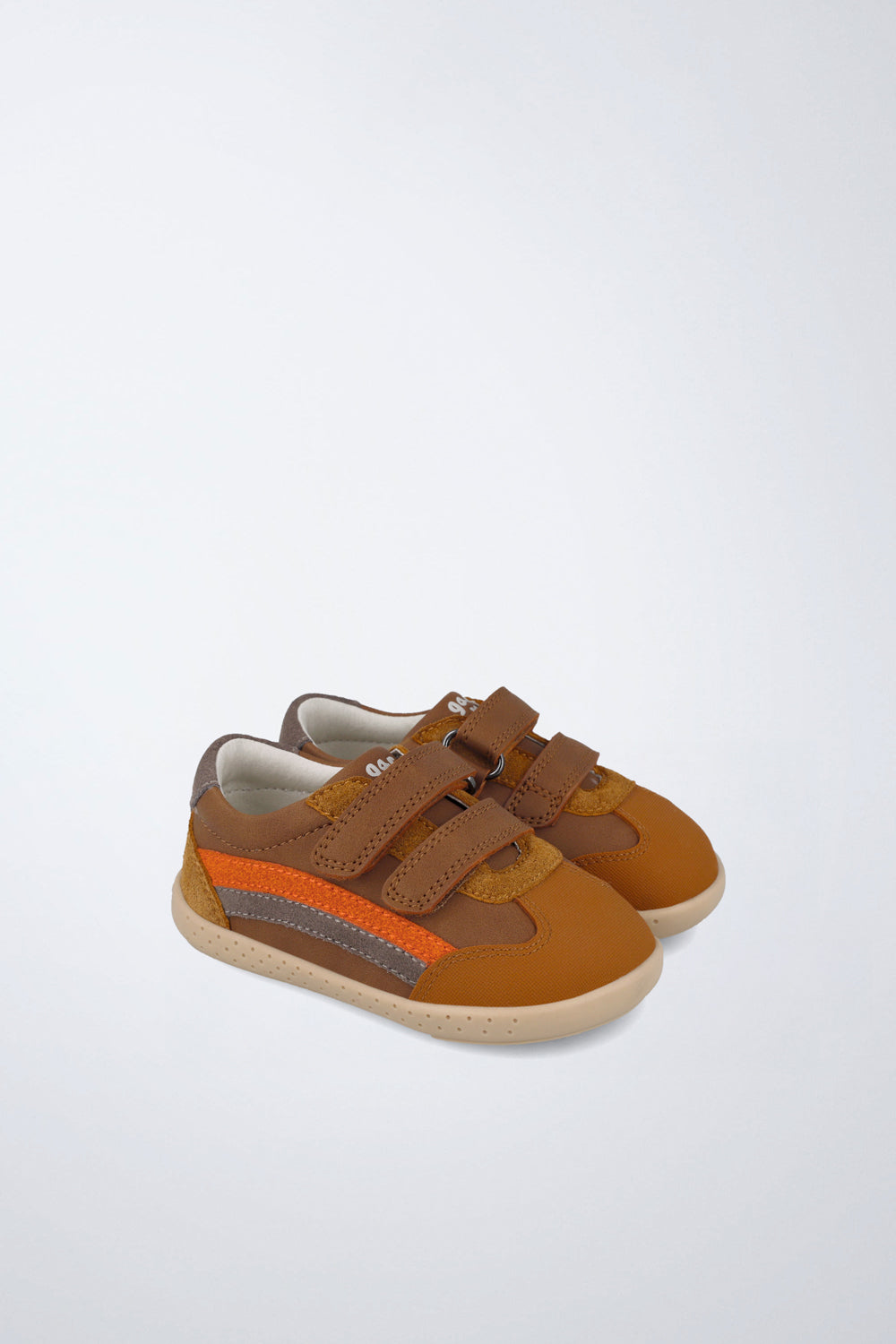 Zapatillas infantiles Garvalín barefoot en beige claro con cierre ajustable y desarrollo saludable del pie.