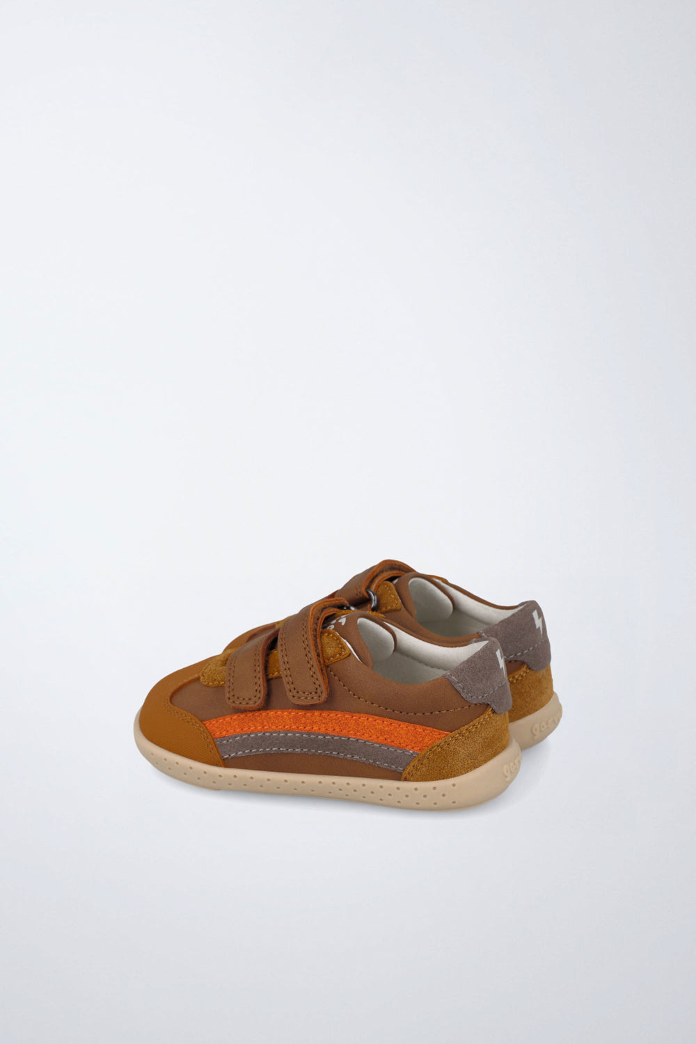 Zapatillas infantiles Garvalín barefoot en beige claro con cierre ajustable y desarrollo saludable del pie.