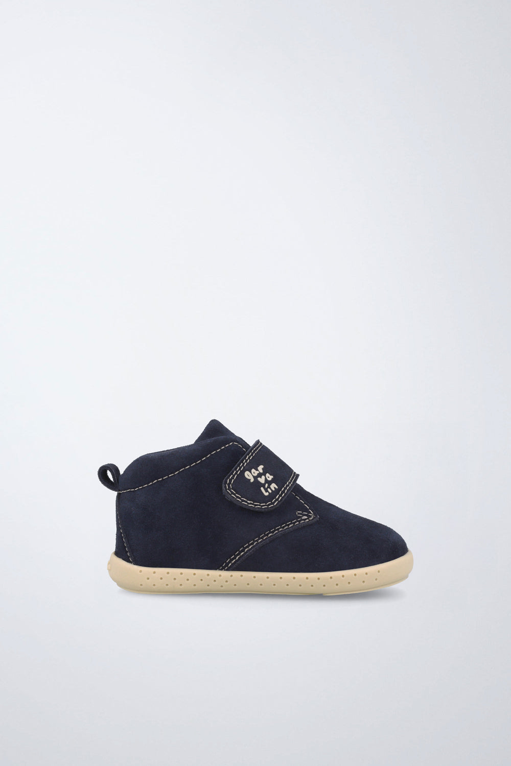 Zapatillas Garvalín barefoot en azul marino y crema con cierre de contacto y flexibilidad para el movimiento natural del pie.