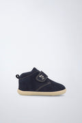 Zapatillas Garvalín barefoot en azul marino y crema con cierre de contacto y flexibilidad para el movimiento natural del pie.