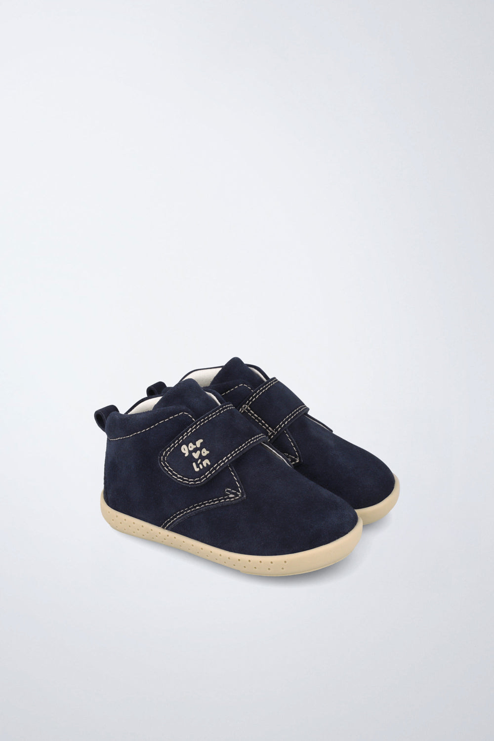 Zapatillas Garvalín barefoot en azul marino y crema con cierre de contacto y flexibilidad para el movimiento natural del pie.