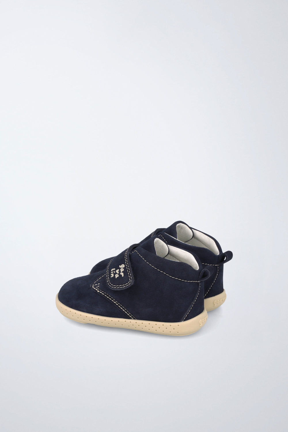 Zapatillas Garvalín barefoot en azul marino y crema con cierre de contacto y flexibilidad para el movimiento natural del pie.