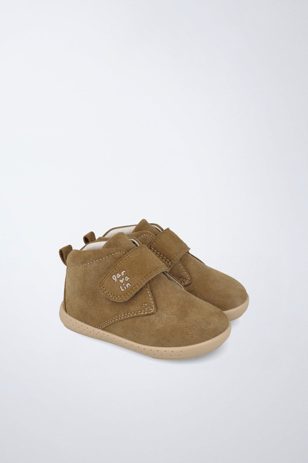 Barefoot Garvalín ankle boot in camel and cream with an adjustable fastening and flexibility for the foot's natural movement.
