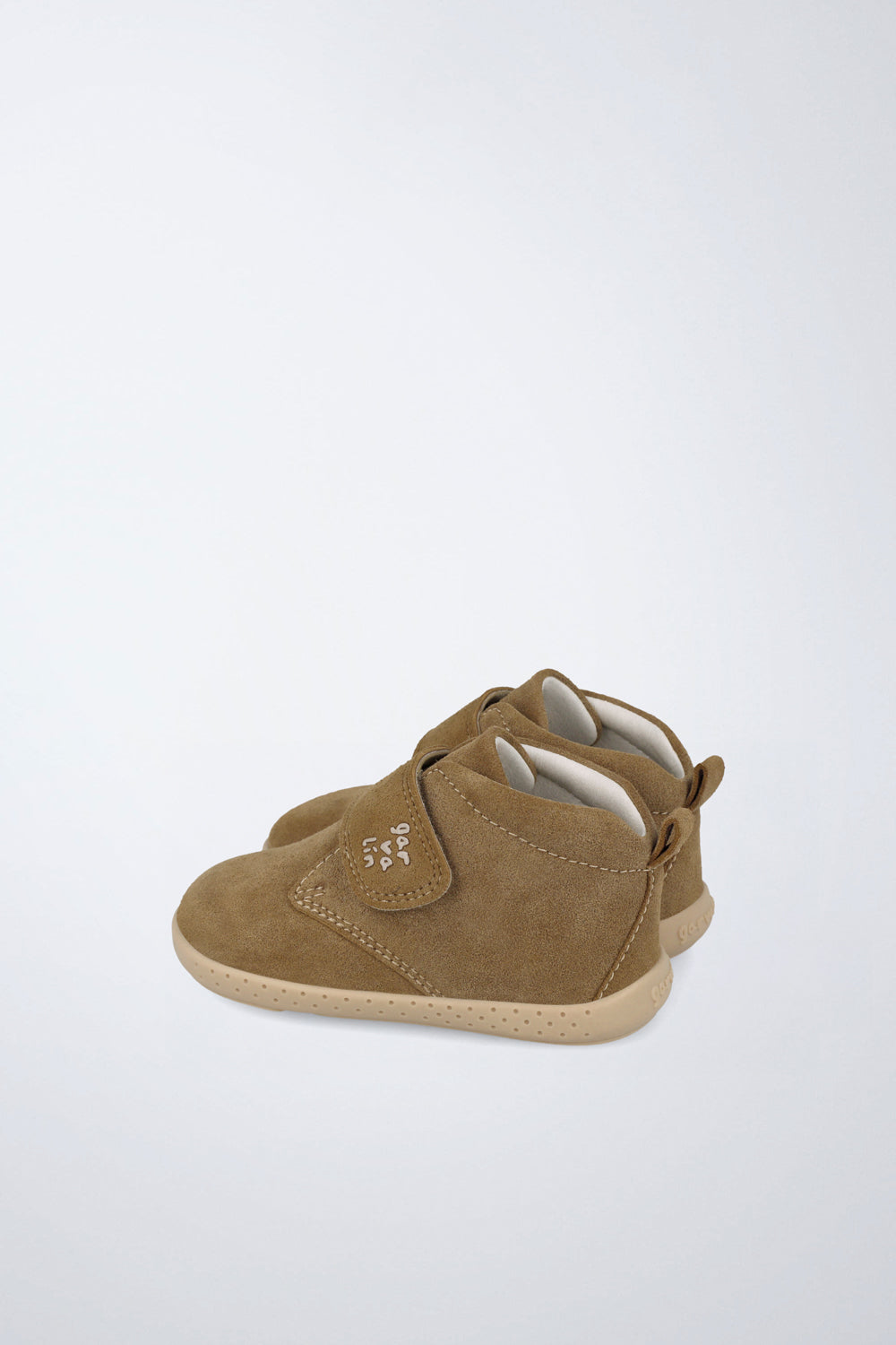 Barefoot Garvalín ankle boot in camel and cream with an adjustable fastening and flexibility for the foot's natural movement.