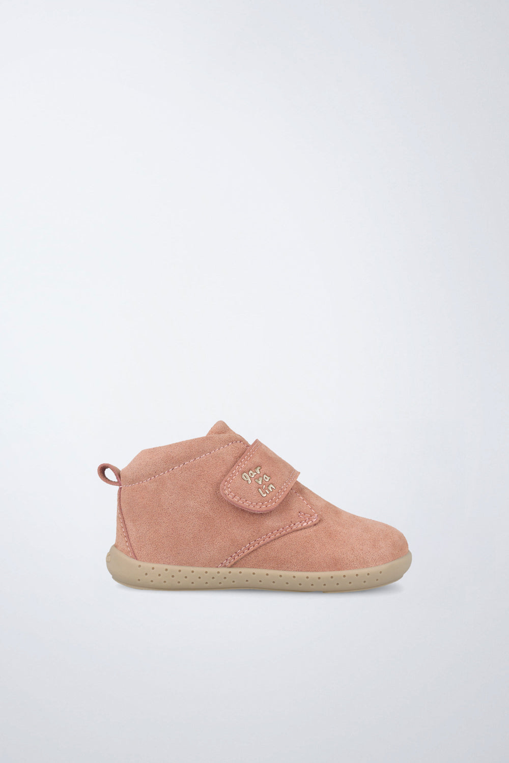 Barefoot Garvalín shoes in pale pink and light beige with an adjustable fastening and flexibility for the foot's natural movement.