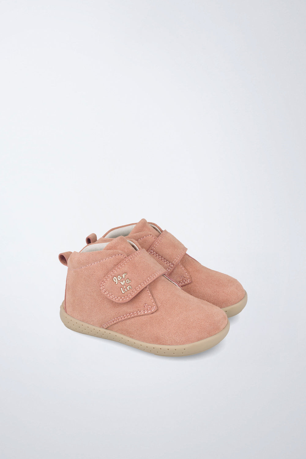 Barefoot Garvalín shoes in pale pink and light beige with an adjustable fastening and flexibility for the foot's natural movement.