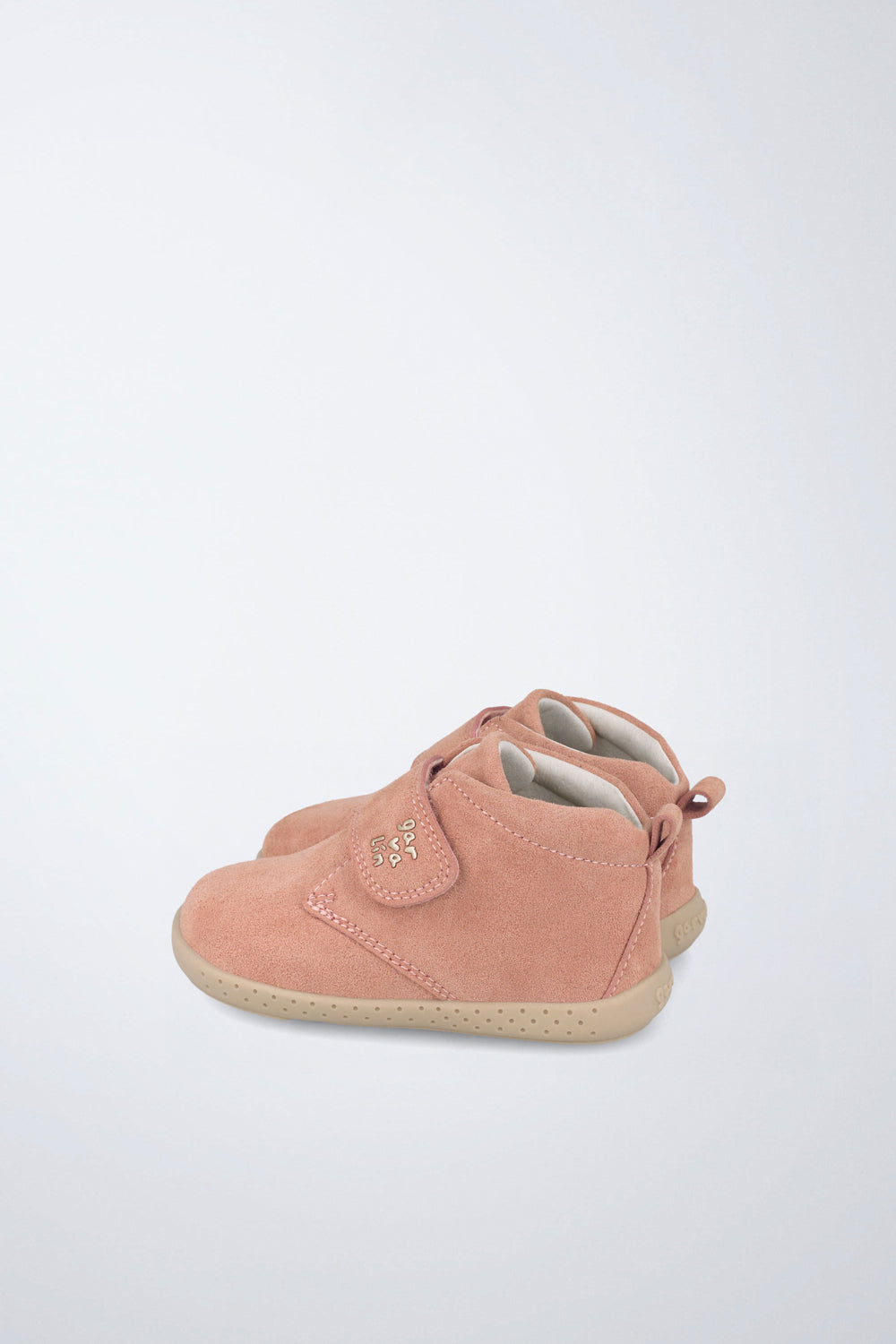 Barefoot Garvalín shoes in pale pink and light beige with an adjustable fastening and flexibility for the foot's natural movement.