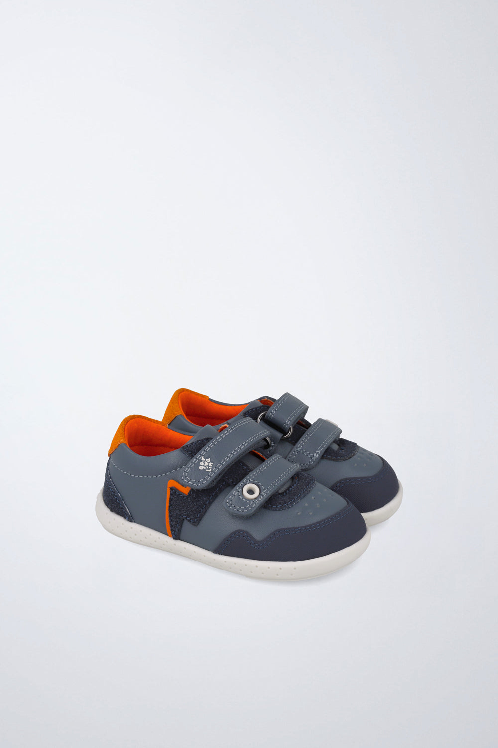 Zapatos infantiles Garvalín barefoot en azul con cierre de contacto y diseño ergonómico.