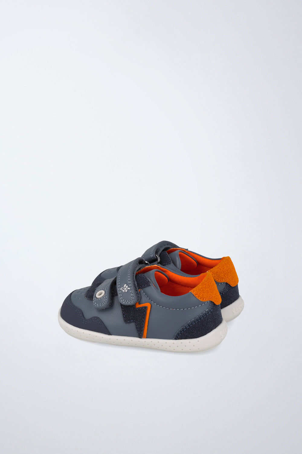 Zapatos infantiles Garvalín barefoot en azul con cierre de contacto y diseño ergonómico.