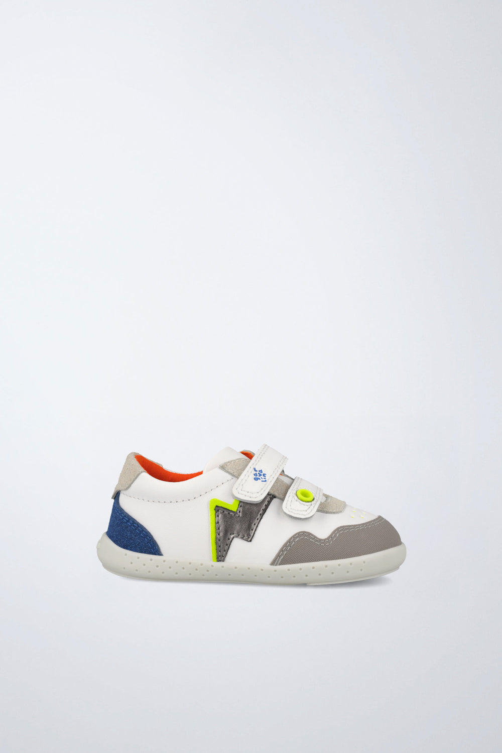 Barefoot Garvalín shoe in white with an adjustable fastening and an ergonomic design.